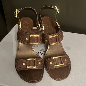 Tory Burch Dark Brown Cary’s Leather Wedge Excellent condition.